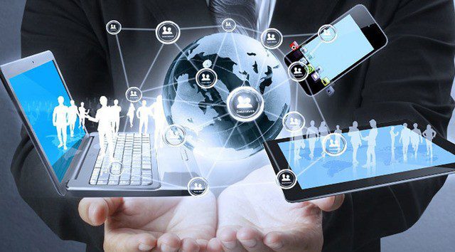 Homem ao fundo com as mãos estendidas e diversos aparelhos sobre elas