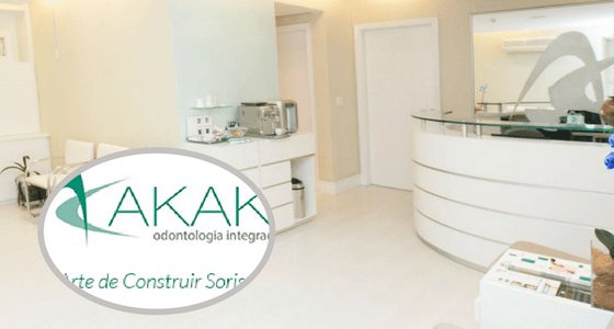 Recepção de uma clínica odontológica com o logo da clínica Akaki Odontologia ao lado esquerdo da imagem