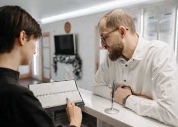 Atendimento em clínica de odontologia, profissional e paciente. Dicas para aumentar a confirmação de consultas em sua clínica