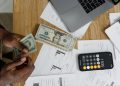 Contando dinheiro e calculando lucros