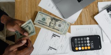 Contando dinheiro e calculando lucros