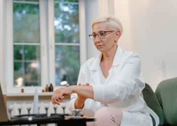 Profissional da saúde aplicando uma pratica medica mais eficiente