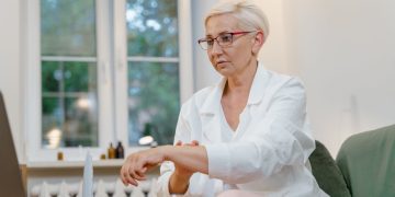 Profissional da saúde aplicando uma pratica medica mais eficiente