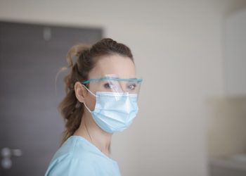 O que é a síndrome do jaleco branco e como evitá-la nas clínicas?